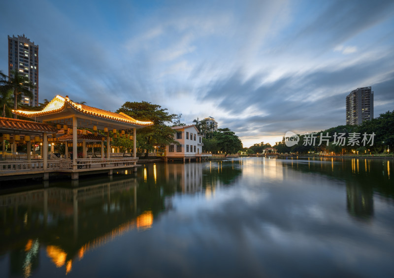 水边古亭夜景 周边有现代高楼的风光