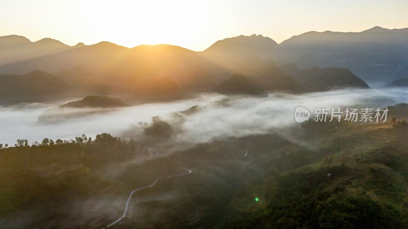 重庆酉阳：霜降后的山坡“红似火”