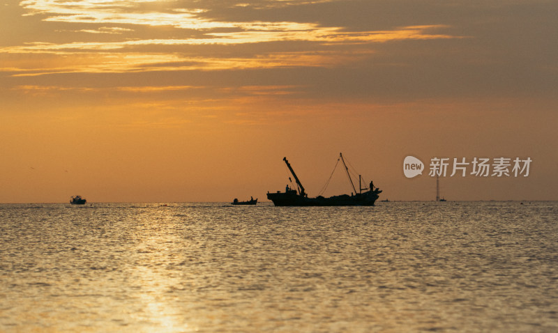 海上落日与船只景观