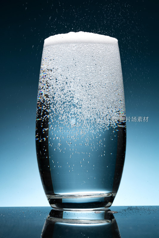 玻璃杯中苏打水