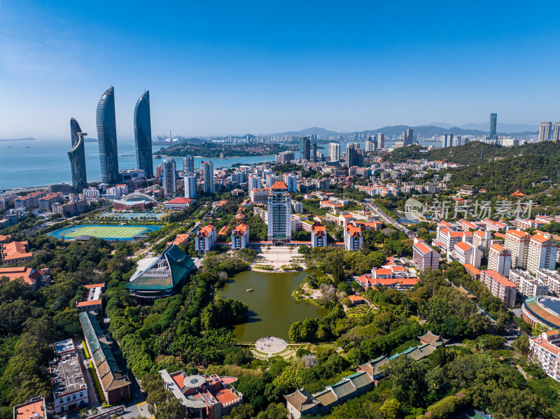 福建厦门大学与世茂海峡大厦双子塔城市风景