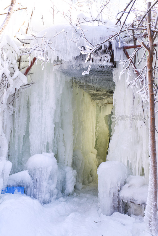 济南九如山冰瀑山间木屋冰雪景观