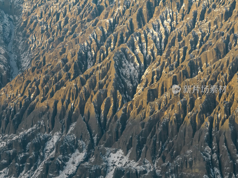 新疆北疆独山子大峡谷纹理雪山高空航拍