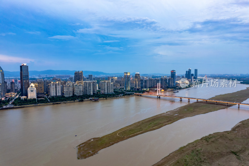 江西南昌城市夜幕降临城市夜景航拍图