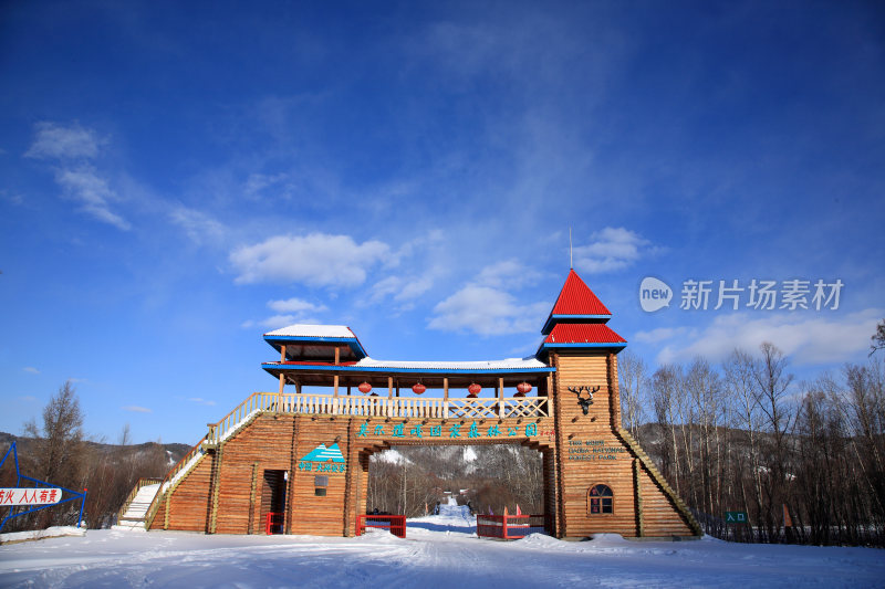 雪后景区木头做成的大门门楼