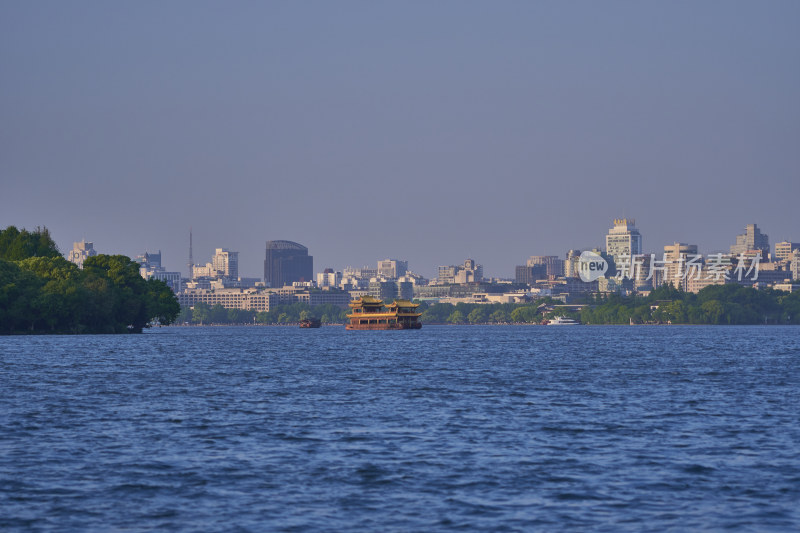 西湖的金色夕阳美景