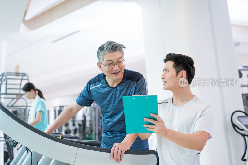 老年男子和年轻男子在健身房健身