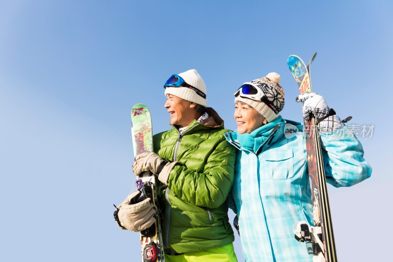 老年夫妇冬季滑雪