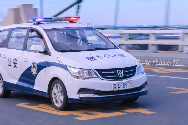 道路上行驶的公安警车