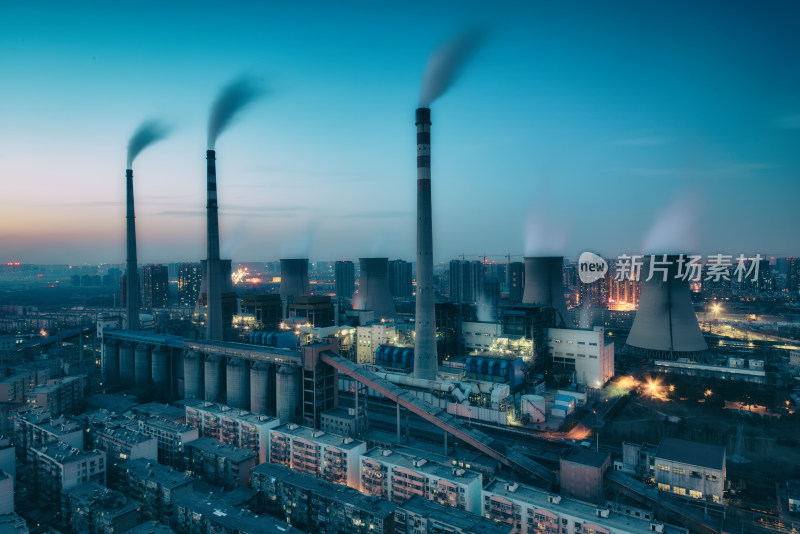 城市内的火力发电站夜景风光