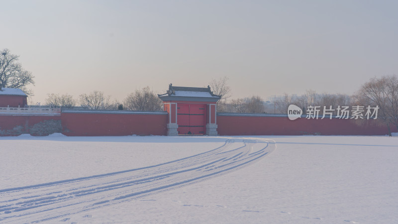 冬季雪后的山西大同应县中式建筑红墙