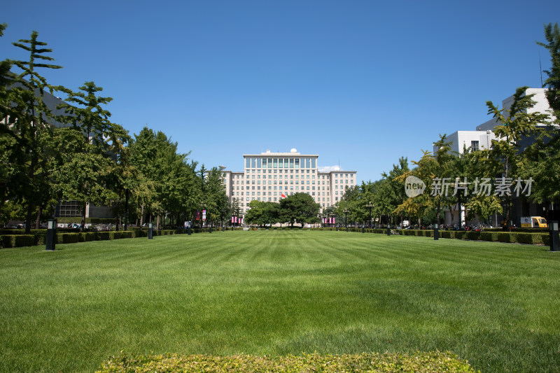 夏季蓝天下清华大学主楼建筑