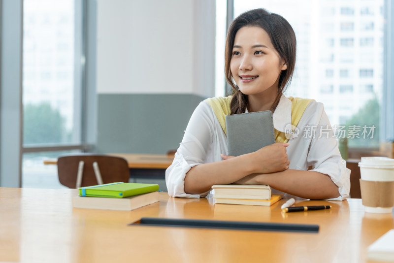 年轻女子在读书