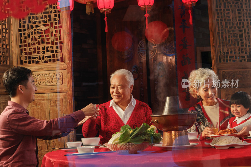 幸福东方家庭过年吃团圆饭