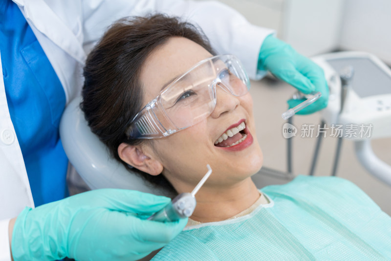 患者在牙科诊所治病