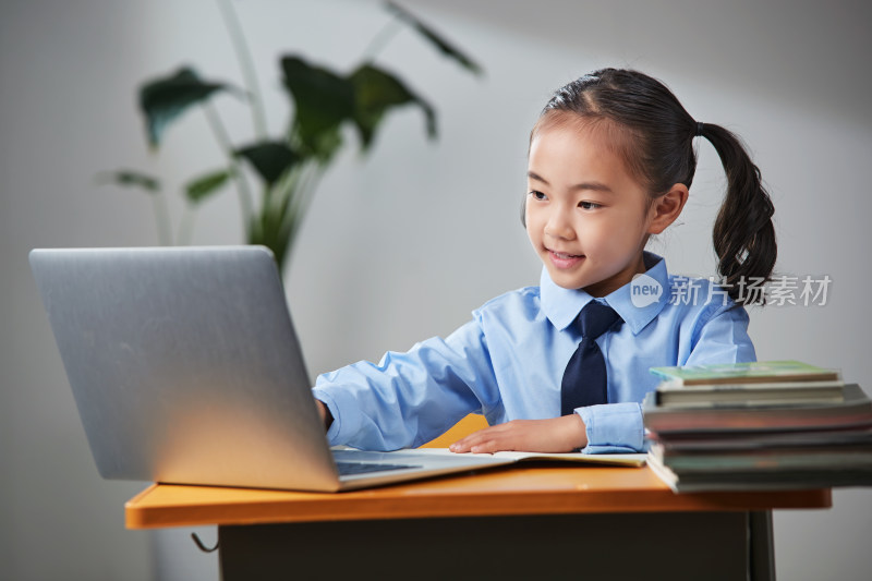 小学女生在线上网课