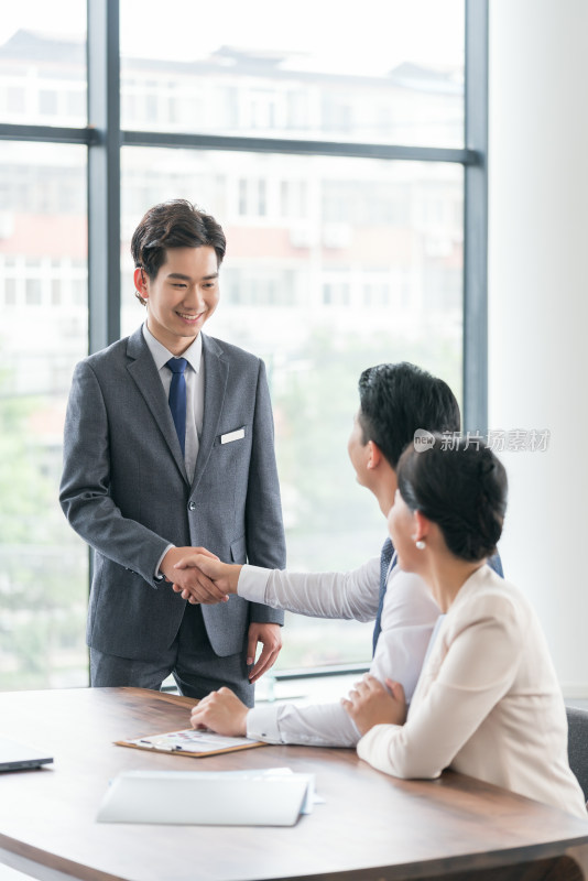 商务男士接待年轻夫妻