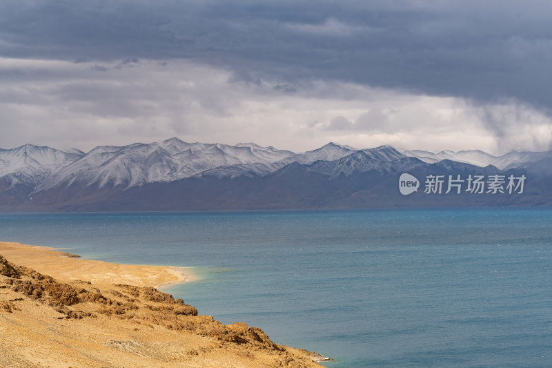 西藏阿里地区当若雍措雪山湖泊的壮阔景色