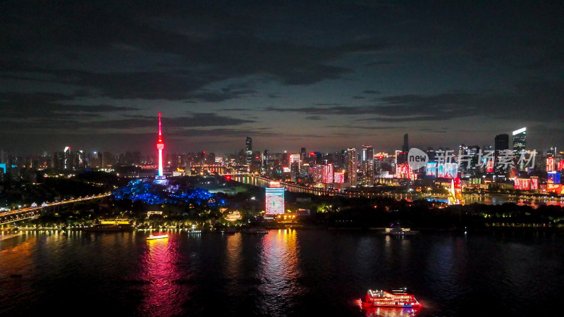 湖北武汉龟山公园电视塔晴川阁夜景航拍图