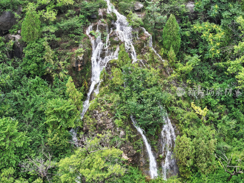 山东枣庄山亭区群山之中的飞瀑流泉美景