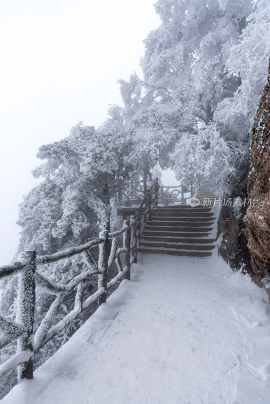 寒冷冬季景区雪后栈道