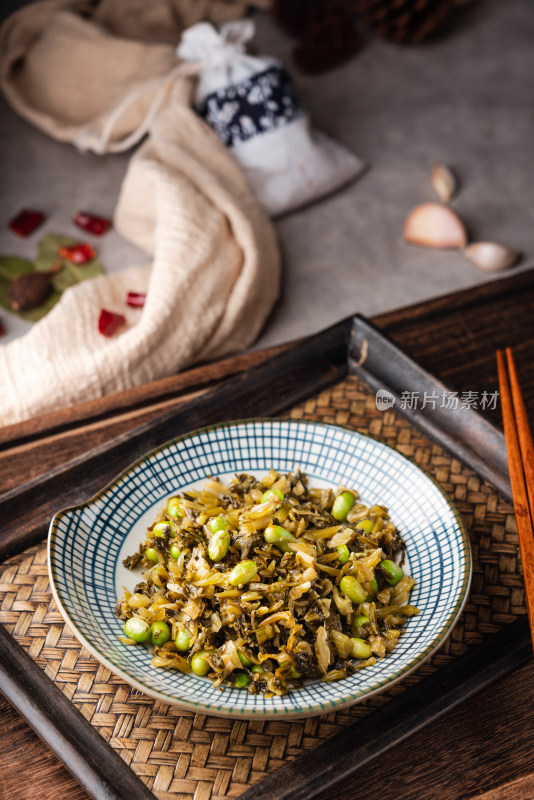 中餐美食一盘雪菜末炒青豆