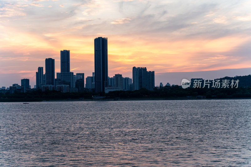 黄昏夕阳晚霞中的武汉长江大桥黄鹤楼景观