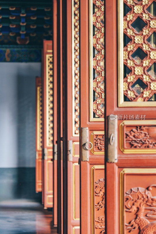 传统中式红漆木门排列-云南昆明文庙