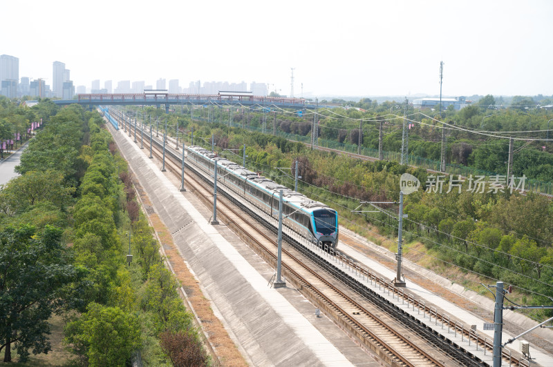 西安地铁在地面上行驶