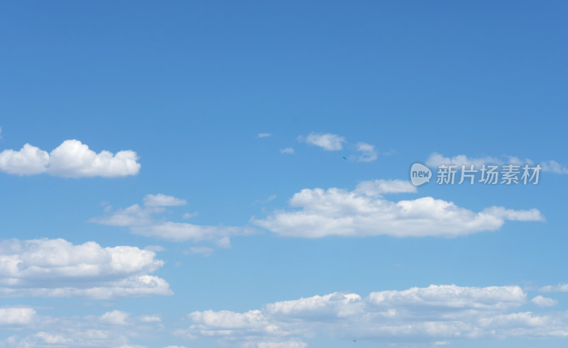 晴朗天空中的蓝天白云背景