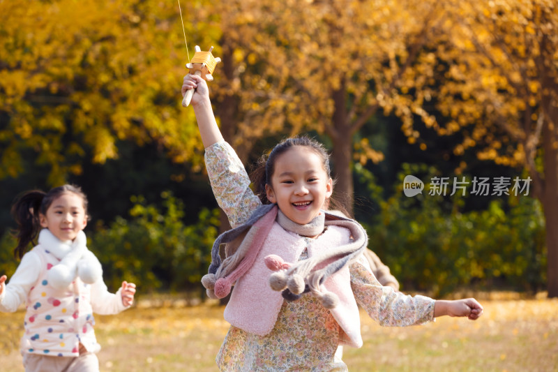 两个可爱的小女孩在户外玩耍