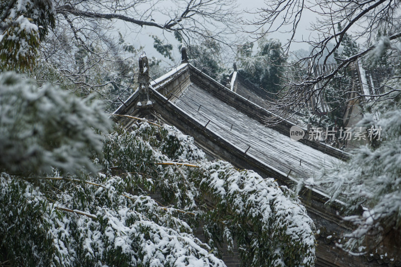 红螺寺冬季建筑积雪松树