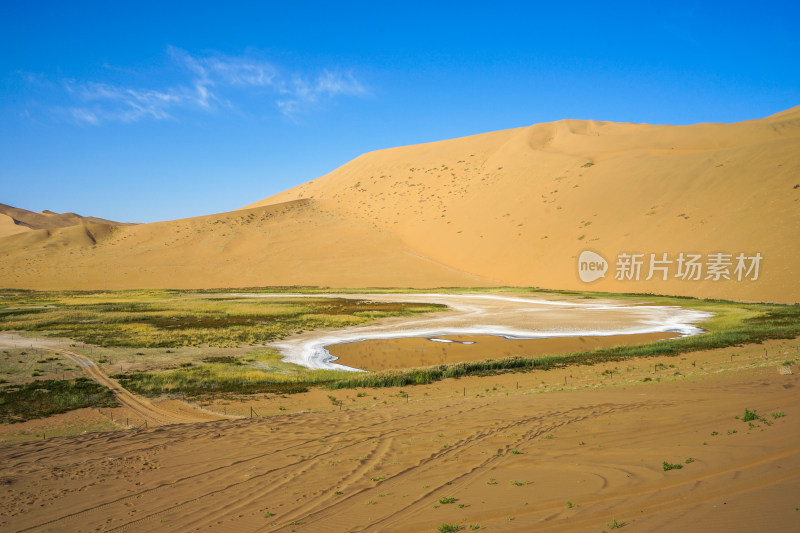 内蒙古阿拉善右旗，巴丹吉林沙漠里的海子