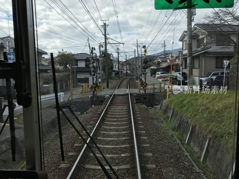 日本铁道轨道延伸处的小镇街景