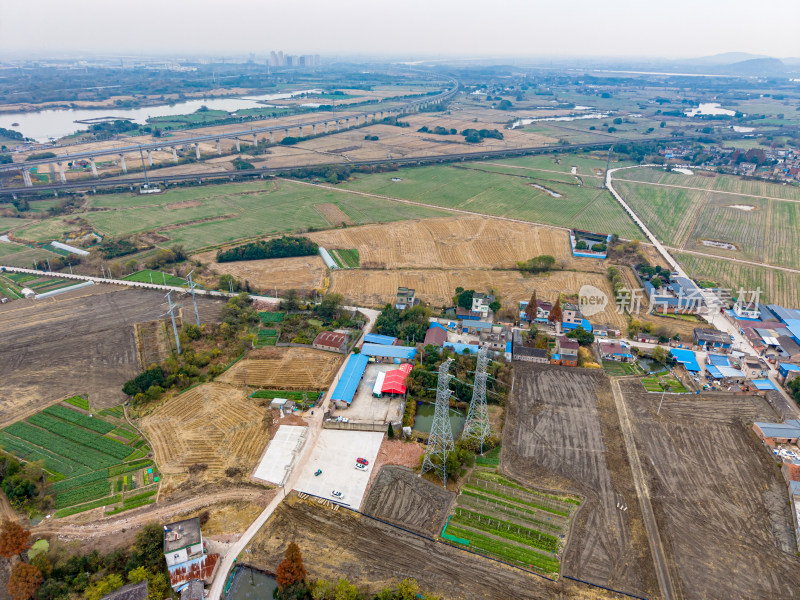 乡村农田与民居航拍景象