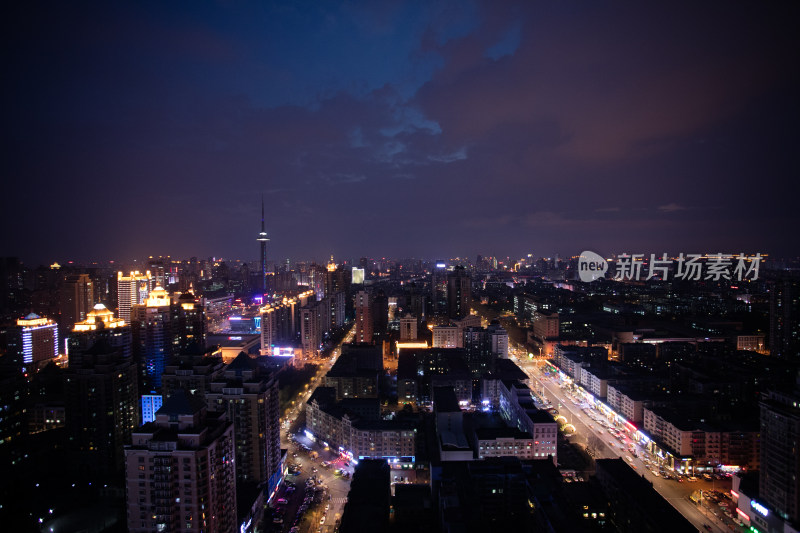 城市夜景俯瞰高楼与街道