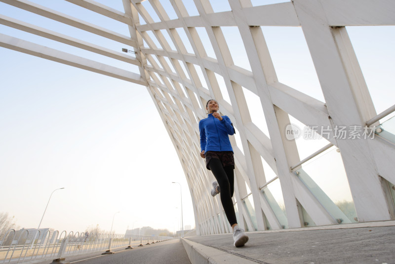 青年女人户外慢跑