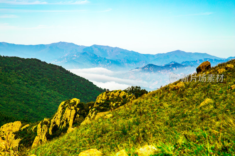 北京市白草畔旅游风景区山顶的云海风光