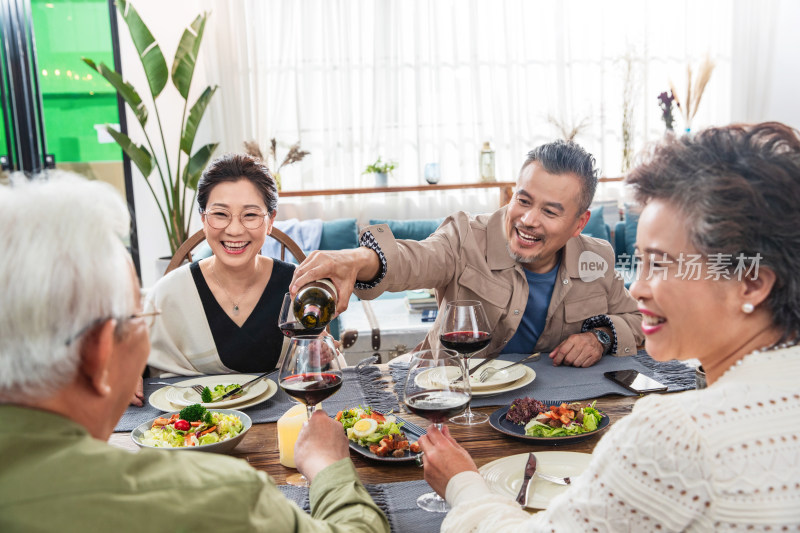 幸福的老年夫妻一起在客厅用餐