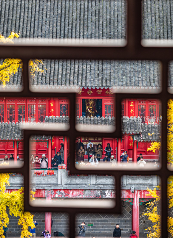 南京毗庐寺古建筑前游客观景拍照场景