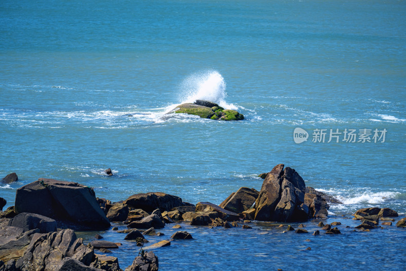 大海中的海浪与礁石