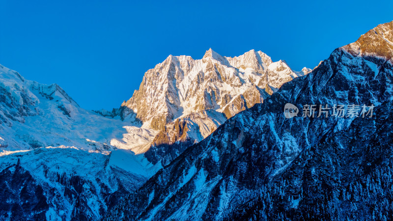 川西甘孜海螺沟景区三连峰日照金山