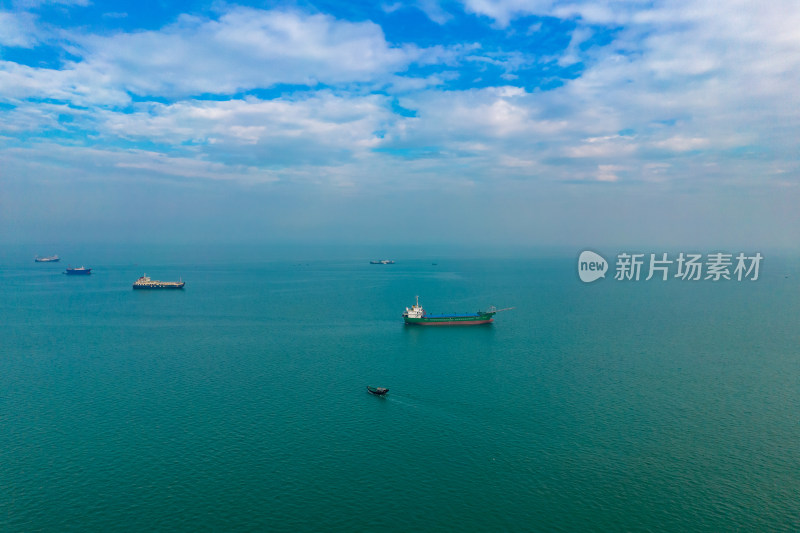 蓝色海洋大海天空渔船航拍摄影图