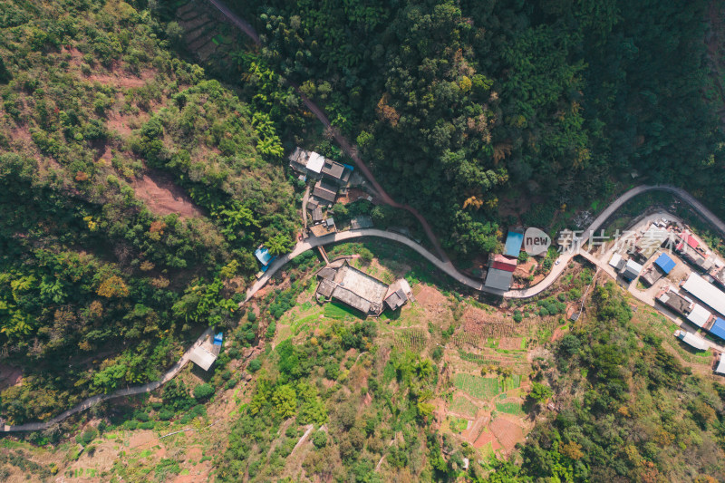 高山沟壑中的小山村