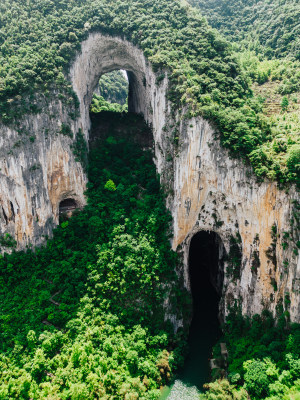 安顺格凸河风景区燕子洞穿上洞