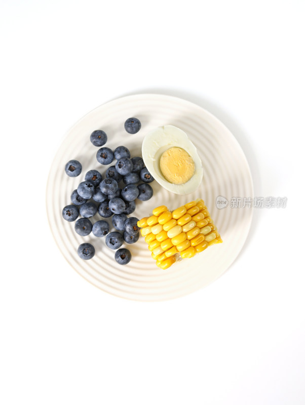 营养早餐鸡蛋玉米蓝莓的白底图