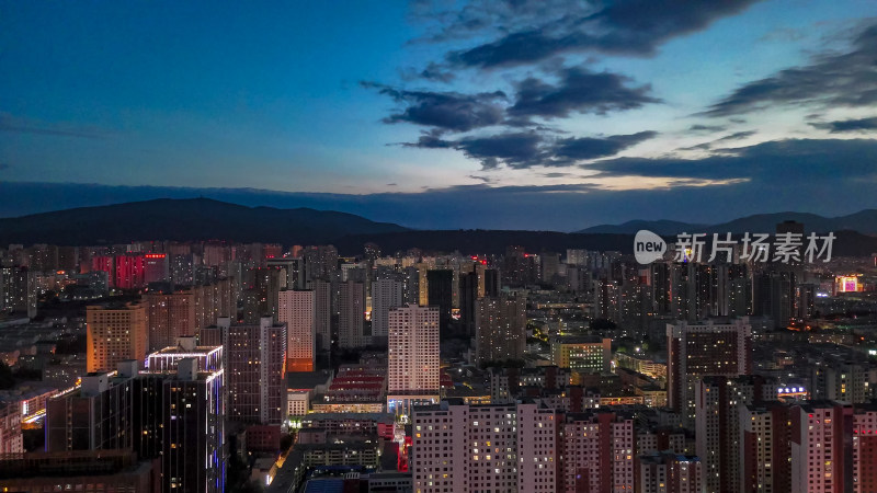 晚霞中的青海西宁夜景灯光航拍图