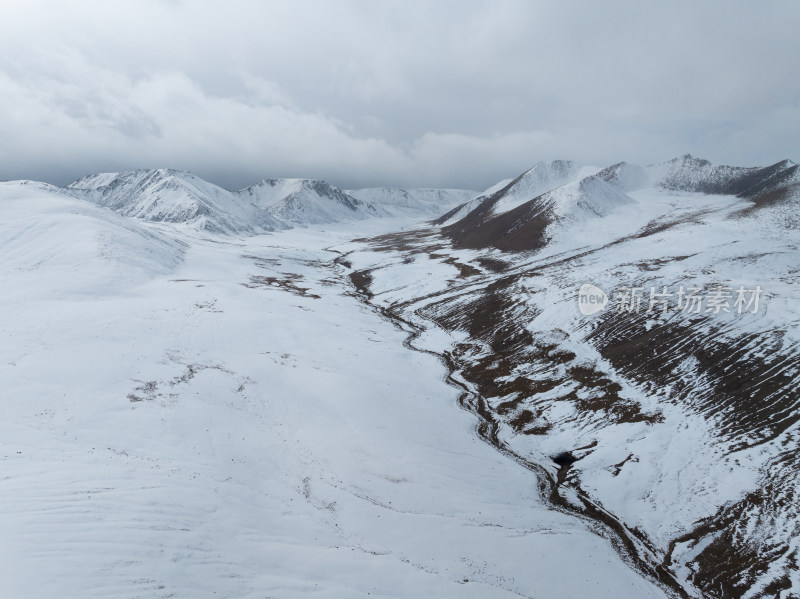 航拍青海德马高速旁的挝卓依垭口雪山