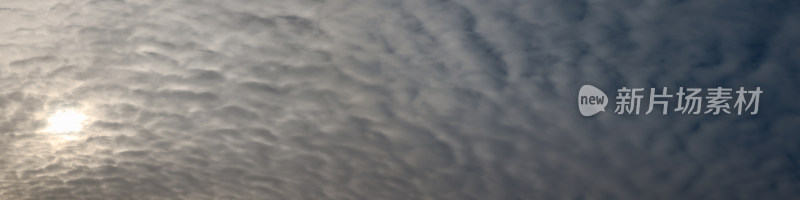 天空中云的低角度视图全景图