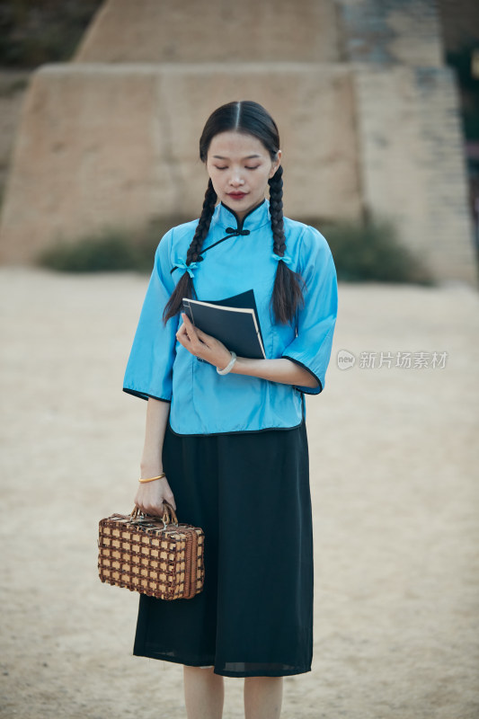 在古城身穿民国学生服饰的女大学生